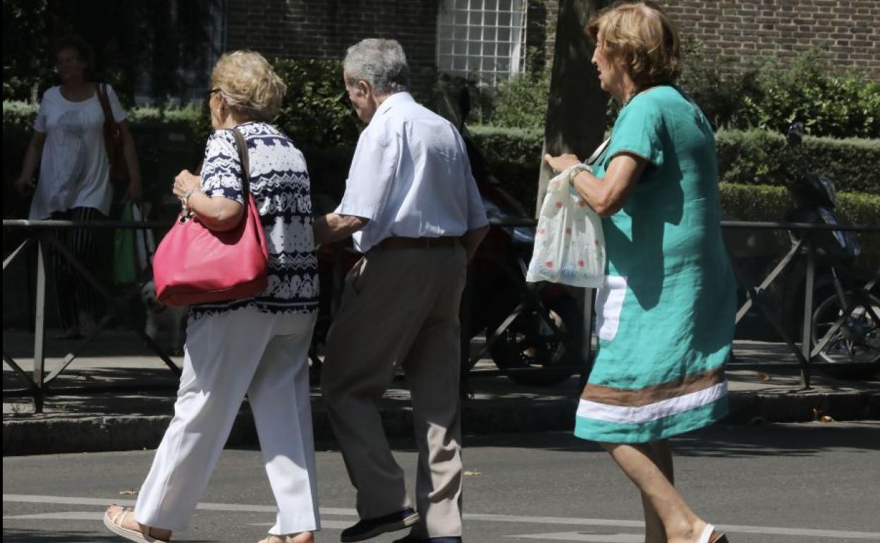 Personas paseando por una calle de Madrid.