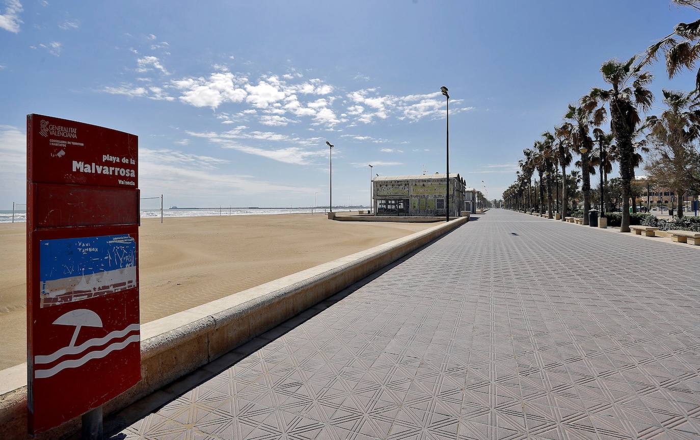 Calles vacías y una ciudad completamente desolada. Es el panorama que vive Valencia desde que el pasado sábado 14 de marzo el presidente del Gobierno, Pedro Sánchez, decretase el estado de alarma para hacer frente a la pandemia del coronavirus. Así está desde hace tres semanas la capital del Turia: 