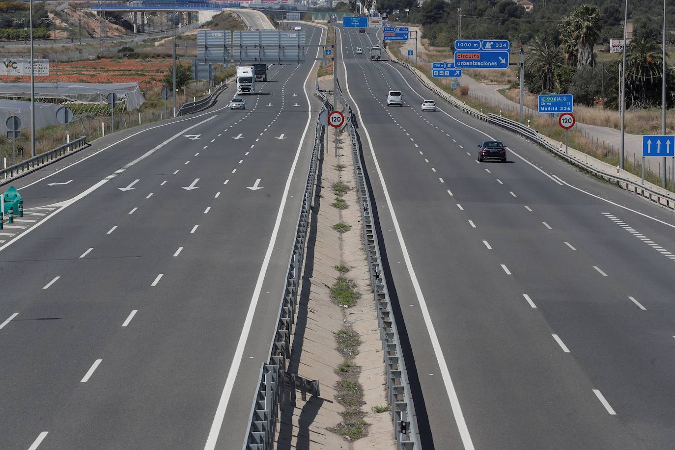 Calles vacías y una ciudad completamente desolada. Es el panorama que vive Valencia desde que el pasado sábado 14 de marzo el presidente del Gobierno, Pedro Sánchez, decretase el estado de alarma para hacer frente a la pandemia del coronavirus. Así está desde hace tres semanas la capital del Turia: 