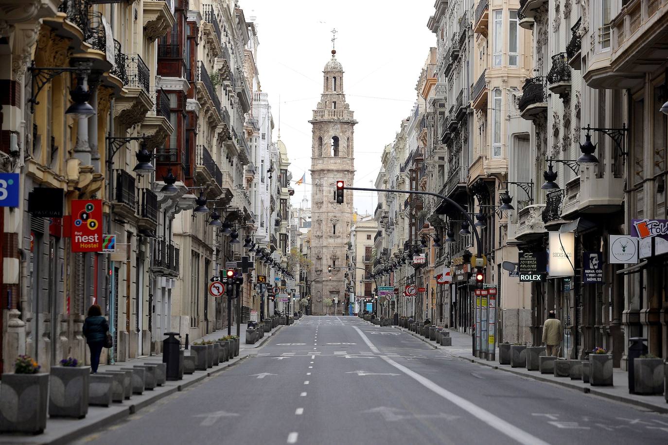 Calles vacías y una ciudad completamente desolada. Es el panorama que vive Valencia desde que el pasado sábado 14 de marzo el presidente del Gobierno, Pedro Sánchez, decretase el estado de alarma para hacer frente a la pandemia del coronavirus. Así está desde hace tres semanas la capital del Turia: 