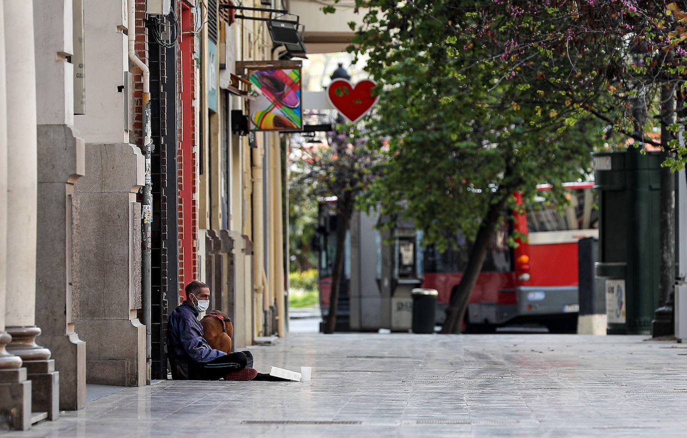 Calles vacías y una ciudad completamente desolada. Es el panorama que vive Valencia desde que el pasado sábado 14 de marzo el presidente del Gobierno, Pedro Sánchez, decretase el estado de alarma para hacer frente a la pandemia del coronavirus. Así está desde hace tres semanas la capital del Turia: 