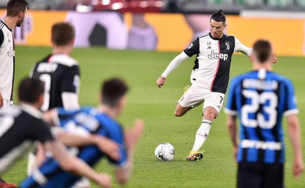 Cristiano Ronaldo bota una falta durante un choque entre la Juventus y el Inter. 