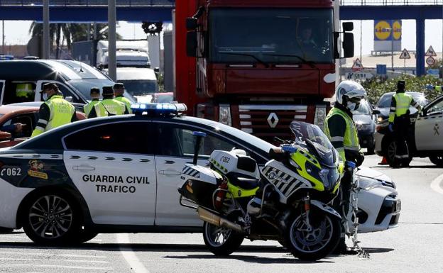 El paseador del pan y el tabaco especial lejos de casa: la Guardia Civil desvela las excusas más torpes (o ingeniosas) que busca la gente para salir a la calle