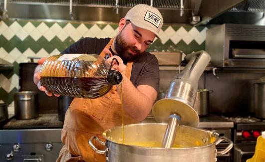 Marcos, cocinando en Beatnik, uno de los restaurantes donde trabaja 