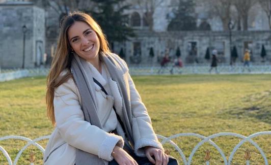 María, junto a una de las mezquitas de Estambul 