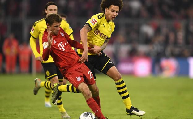 Müller y Witsel disputan un balón durante un duelo entre el Bayern de Múnich y el Borussia Dortmund. 