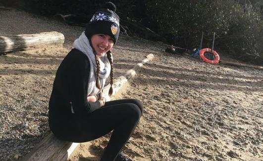 Sandra, en Cork, ataviada con un gorro del Valencia CF