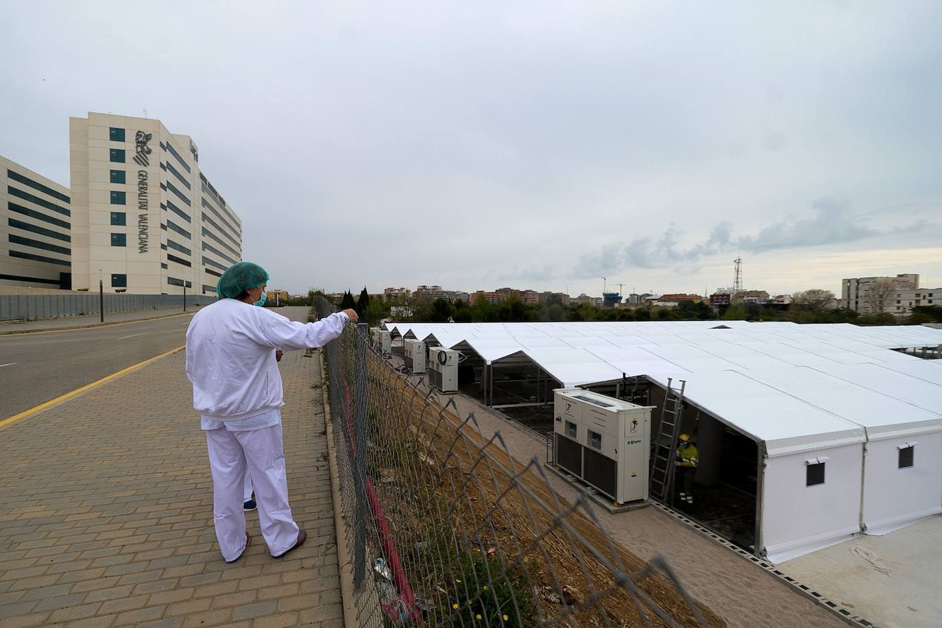 La crisis sanitaria de carácter mundial causada por el Covid-19 está desbordando el sistema hospitalario. El edificio, que se está construyendo junto al hospital La Fe, tendrá 500 camas.