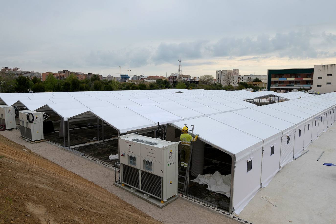 La crisis sanitaria de carácter mundial causada por el Covid-19 está desbordando el sistema hospitalario. El edificio, que se está construyendo junto al hospital La Fe, tendrá 500 camas.