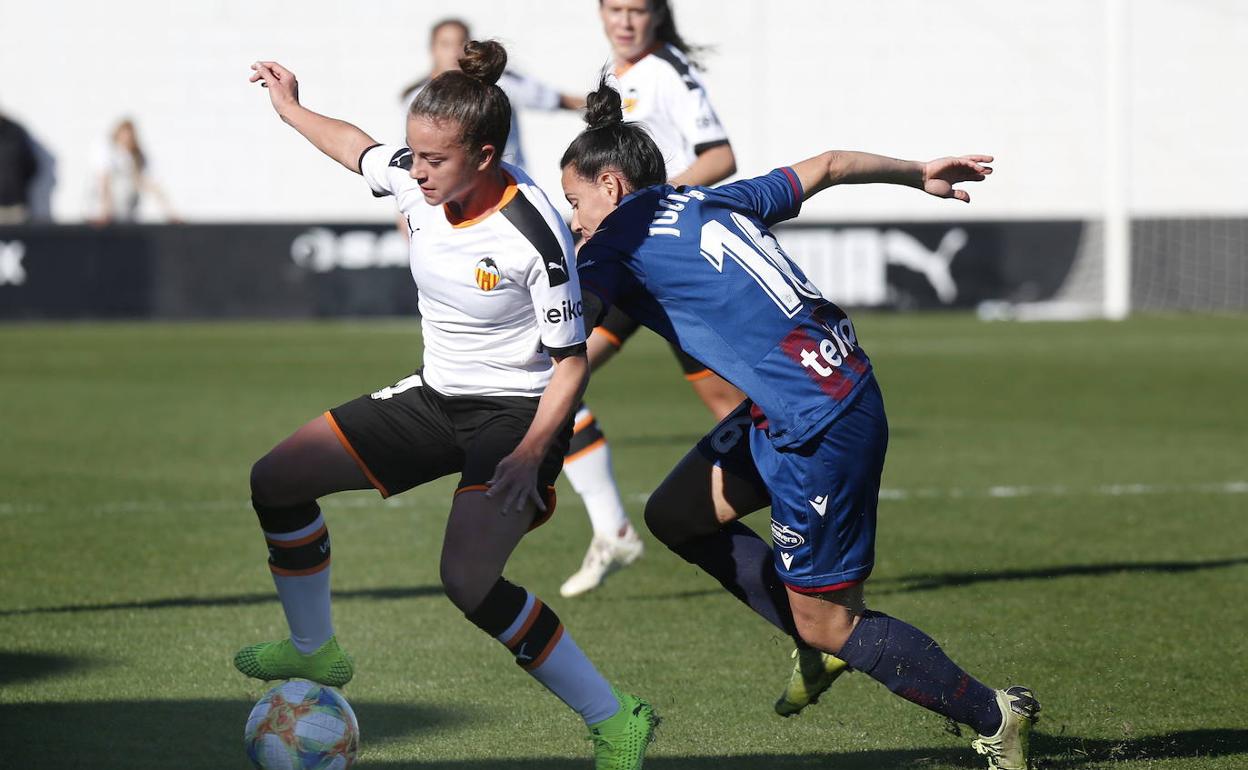 Una acción del derbi disputado entre el Valencia y el Levante esta temporada en Paterna.