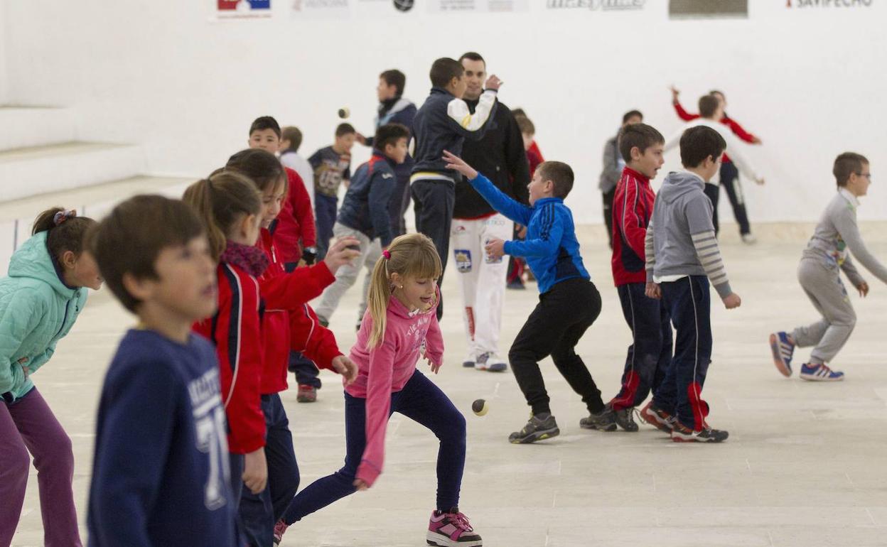 Niños practicando deporte en el trinquet de Pelayo. 