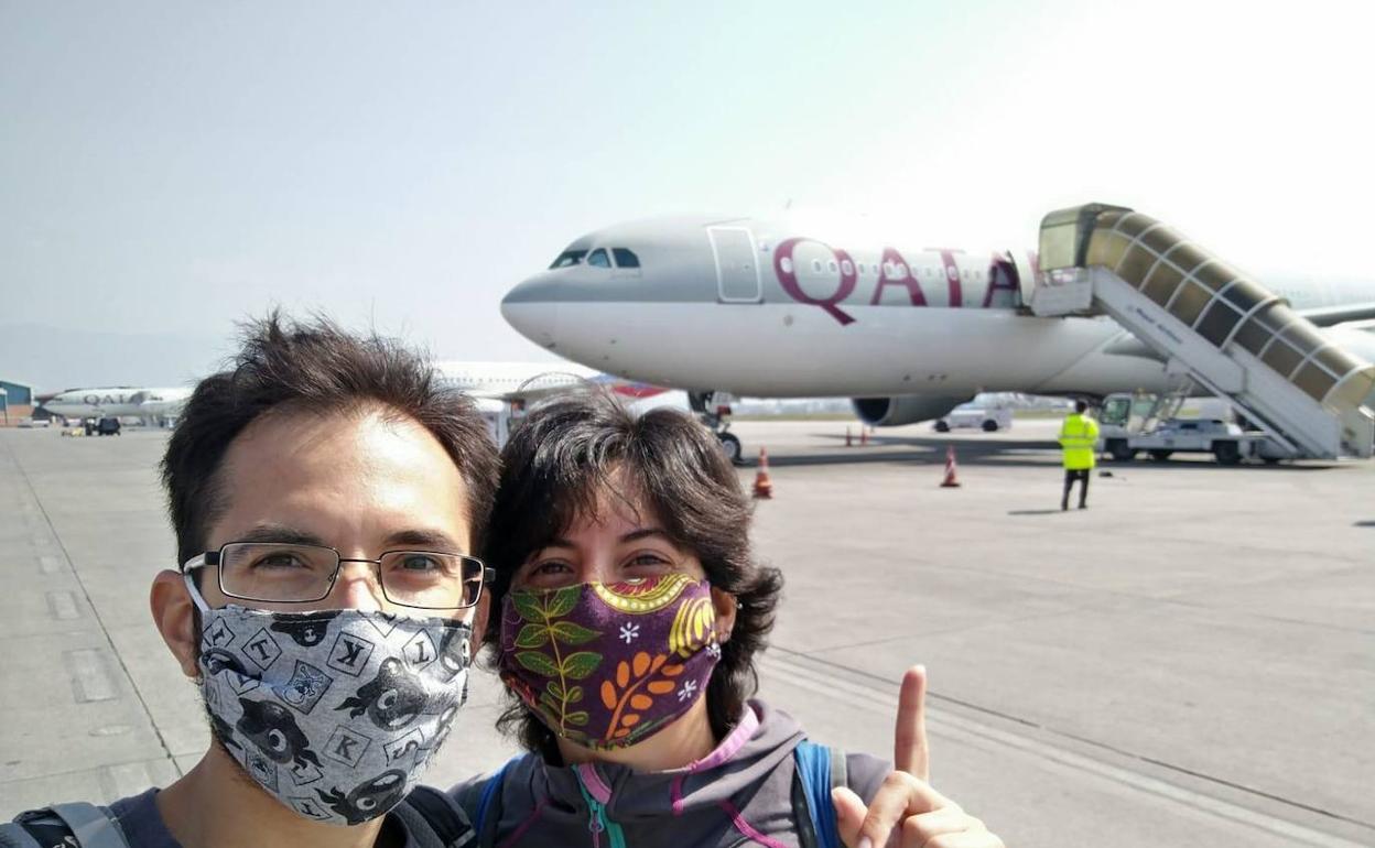 Eva y Carlos, a los pies del avión que los trajo de vuelta a Europa