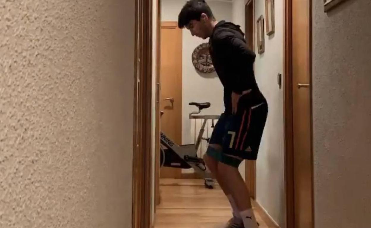 Carlos Soler, realizando ejercicio en el pasillo de su casa.