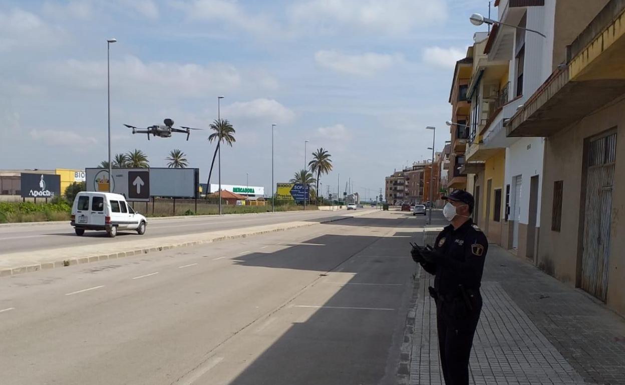 La Policía Local de Alberic está utilizando drones para vigilar el cumplimiento del confinamiento. 