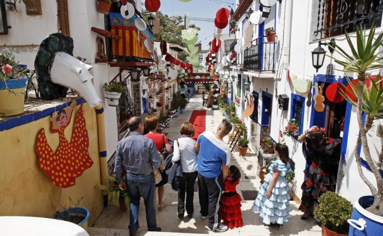 Celebración de las Cruces de Mayo en el barrio de Santa Cruz de Alicante.