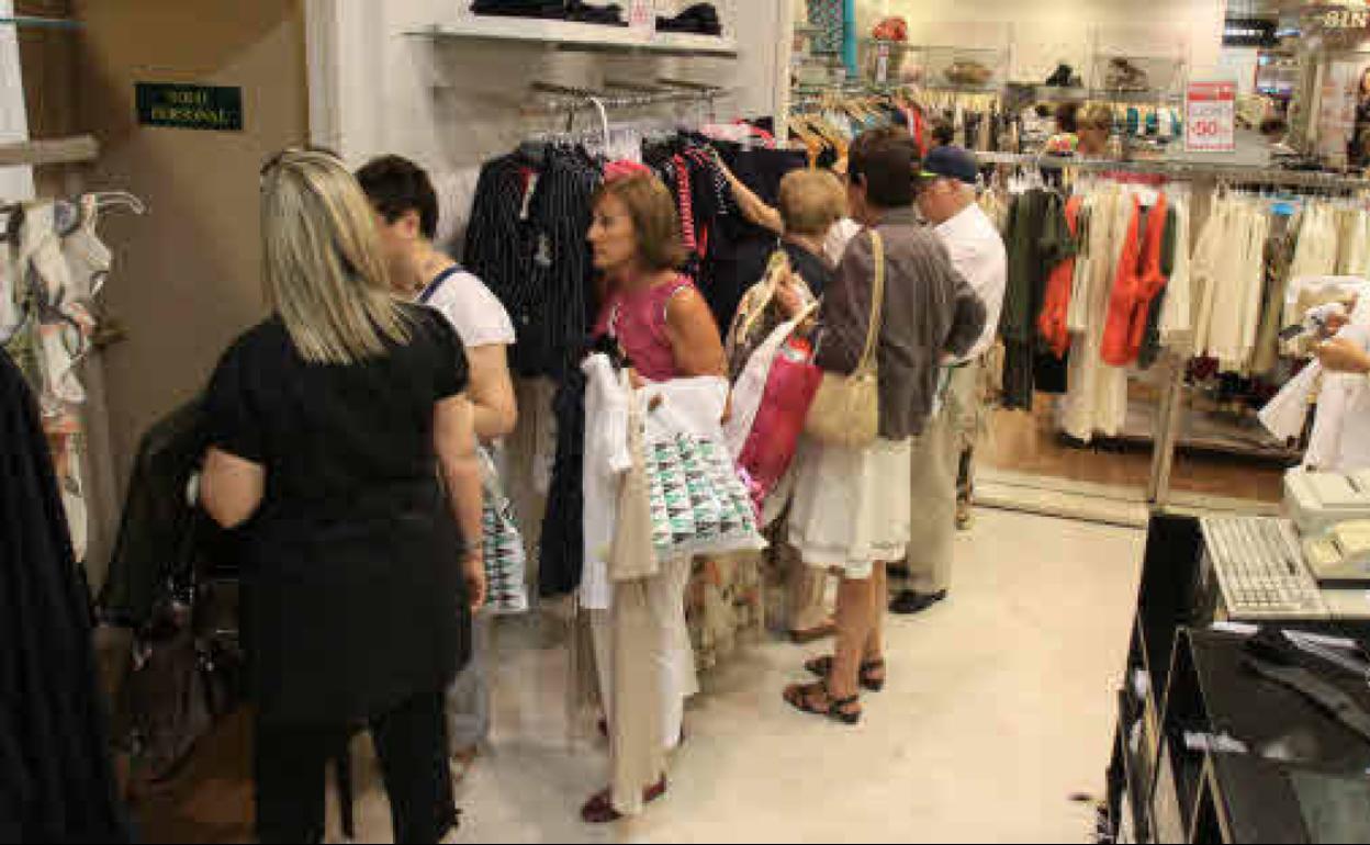 Clientes comprando en el primer dia de rebajas.