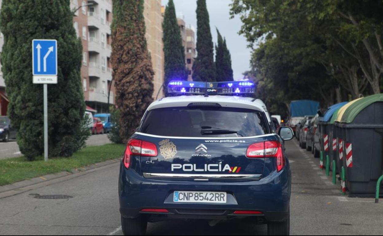 Sorprenden a un hombre robando en una residencia de Patraix detrás de un sofá, con una linterna de cabeza y dos barajas de cartas