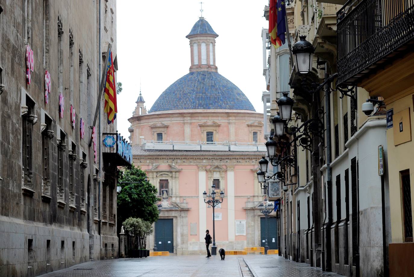 Valencia ha cambiado por el coronavirus. Las calles, plazas y parques están vacíos y la presencia policial y militar es casi constante. La afluencia a cafeterías y restaurantes ha caído un 95% (y los comercios están cerrados), al igual que el uso del transporte público. Los controles en carretera se acentúan para evitar desplazamientos. Ya es una realidad el hospital de campaña que se empezó a levantar junto a la Fe, mientras que la antigua Fe también entra en servicio. Pero a pesar de todo, del confinamiento y del estado de alarma, los ciudadanos no dudan en salir cada tarde -a las 20 horas- a sus balcones para aplaudir y rendir homenaje a los sanitarios, por su trabajo y lucha contra el virus.