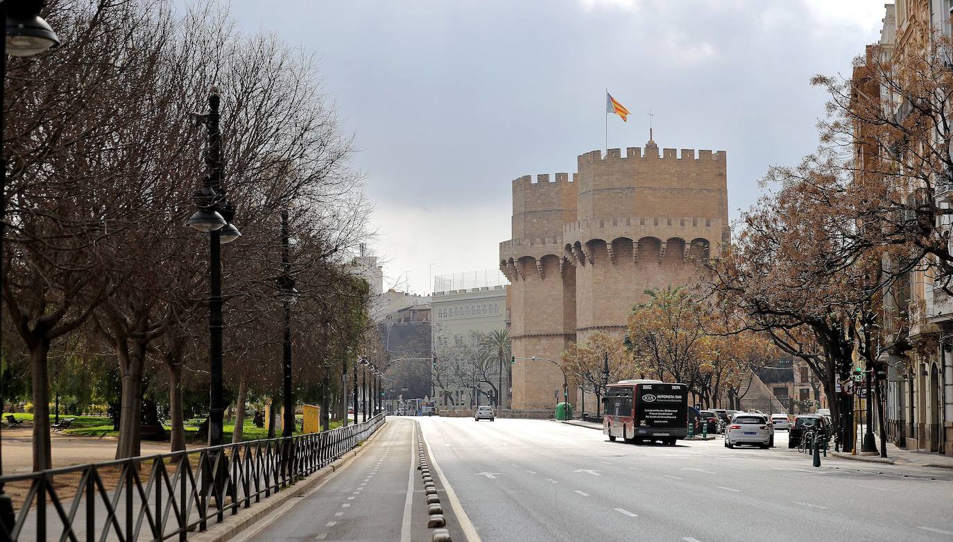 Valencia ha cambiado por el coronavirus. Las calles, plazas y parques están vacíos y la presencia policial y militar es casi constante. La afluencia a cafeterías y restaurantes ha caído un 95% (y los comercios están cerrados), al igual que el uso del transporte público. Los controles en carretera se acentúan para evitar desplazamientos. Ya es una realidad el hospital de campaña que se empezó a levantar junto a la Fe, mientras que la antigua Fe también entra en servicio. Pero a pesar de todo, del confinamiento y del estado de alarma, los ciudadanos no dudan en salir cada tarde -a las 20 horas- a sus balcones para aplaudir y rendir homenaje a los sanitarios, por su trabajo y lucha contra el virus.