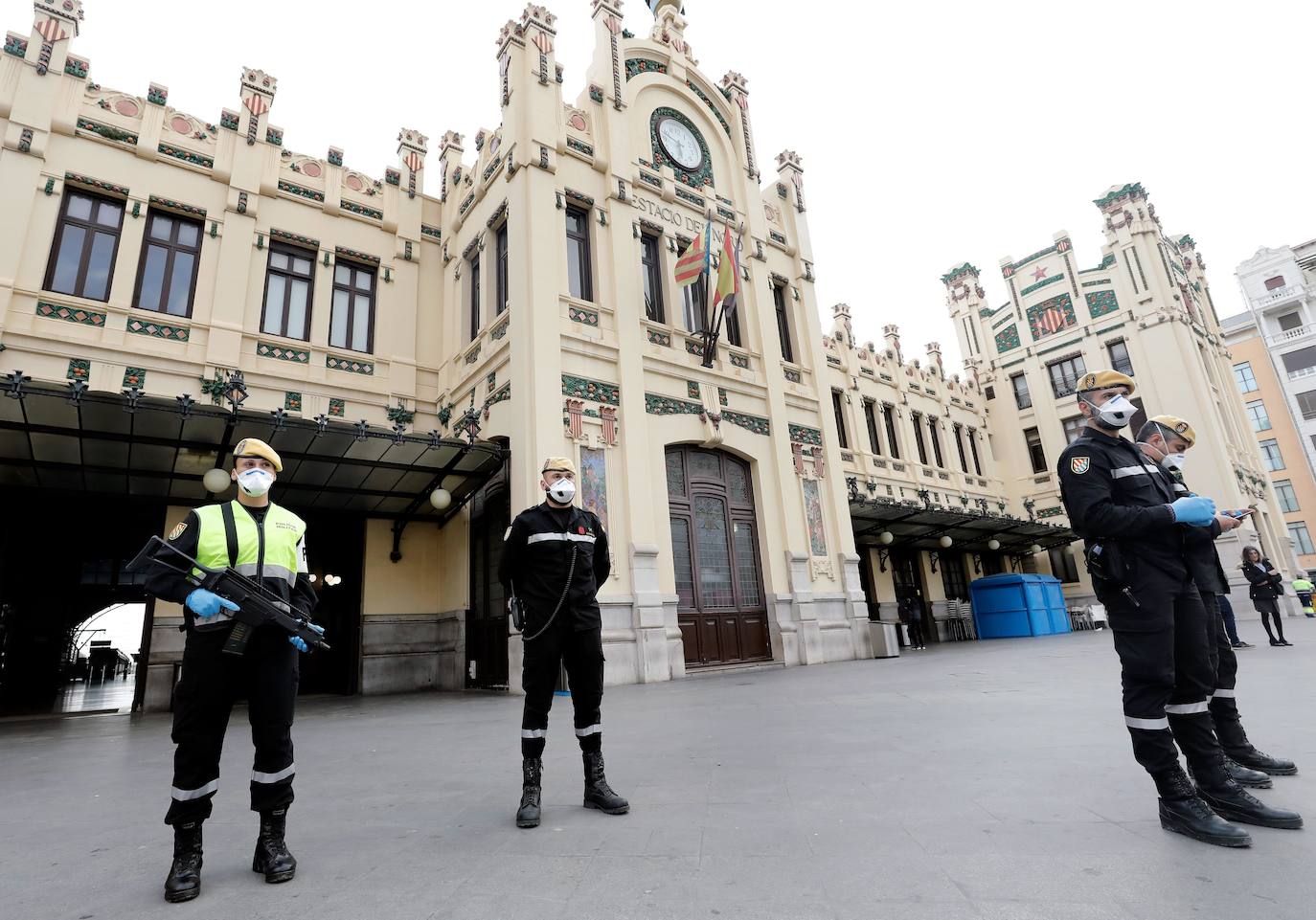 Valencia ha cambiado por el coronavirus. Las calles, plazas y parques están vacíos y la presencia policial y militar es casi constante. La afluencia a cafeterías y restaurantes ha caído un 95% (y los comercios están cerrados), al igual que el uso del transporte público. Los controles en carretera se acentúan para evitar desplazamientos. Ya es una realidad el hospital de campaña que se empezó a levantar junto a la Fe, mientras que la antigua Fe también entra en servicio. Pero a pesar de todo, del confinamiento y del estado de alarma, los ciudadanos no dudan en salir cada tarde -a las 20 horas- a sus balcones para aplaudir y rendir homenaje a los sanitarios, por su trabajo y lucha contra el virus.