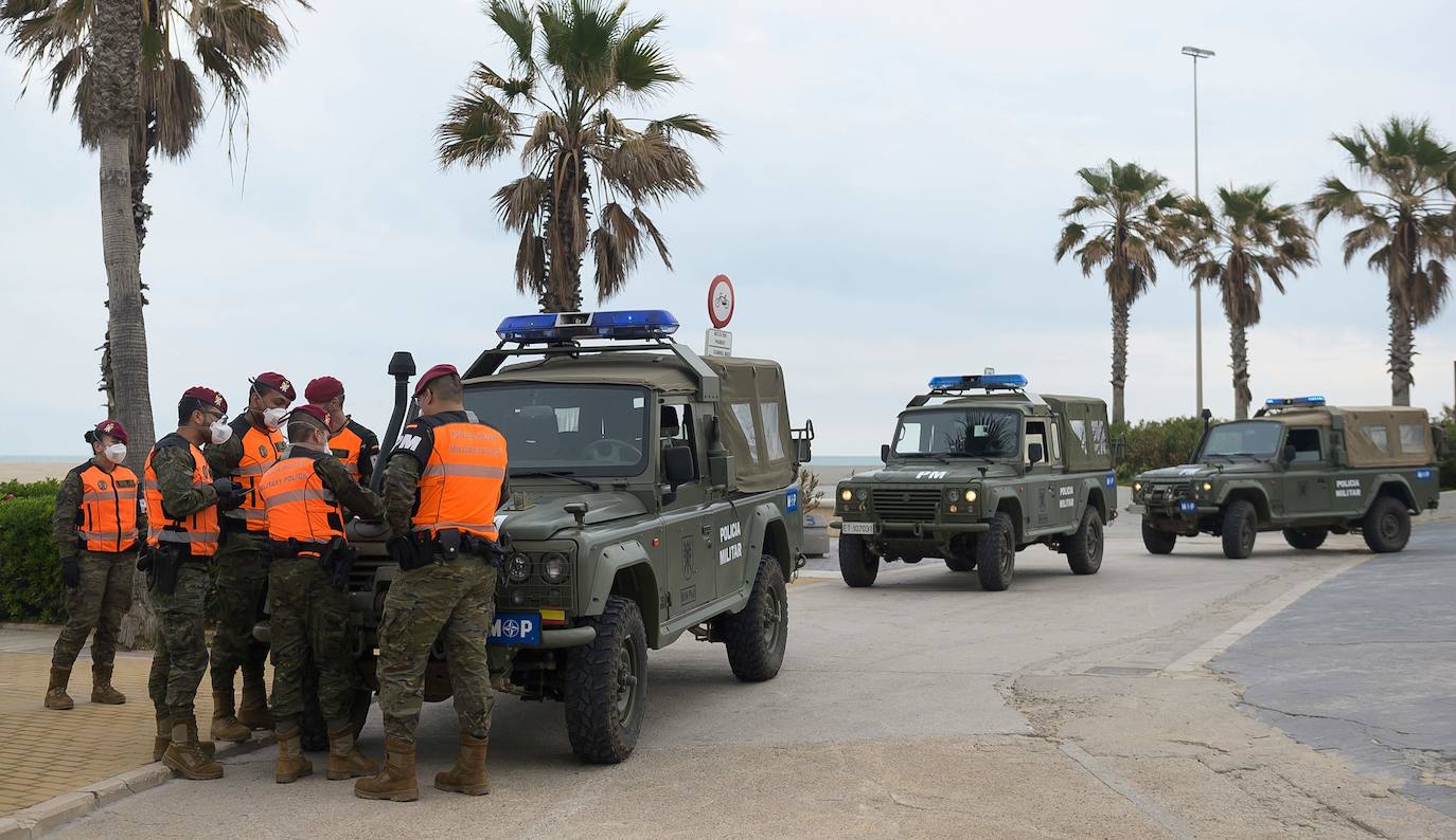 Valencia ha cambiado por el coronavirus. Las calles, plazas y parques están vacíos y la presencia policial y militar es casi constante. La afluencia a cafeterías y restaurantes ha caído un 95% (y los comercios están cerrados), al igual que el uso del transporte público. Los controles en carretera se acentúan para evitar desplazamientos. Ya es una realidad el hospital de campaña que se empezó a levantar junto a la Fe, mientras que la antigua Fe también entra en servicio. Pero a pesar de todo, del confinamiento y del estado de alarma, los ciudadanos no dudan en salir cada tarde -a las 20 horas- a sus balcones para aplaudir y rendir homenaje a los sanitarios, por su trabajo y lucha contra el virus.