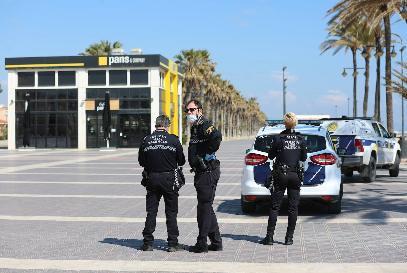 Valencia ha cambiado por el coronavirus. Las calles, plazas y parques están vacíos y la presencia policial y militar es casi constante. La afluencia a cafeterías y restaurantes ha caído un 95% (y los comercios están cerrados), al igual que el uso del transporte público. Los controles en carretera se acentúan para evitar desplazamientos. Ya es una realidad el hospital de campaña que se empezó a levantar junto a la Fe, mientras que la antigua Fe también entra en servicio. Pero a pesar de todo, del confinamiento y del estado de alarma, los ciudadanos no dudan en salir cada tarde -a las 20 horas- a sus balcones para aplaudir y rendir homenaje a los sanitarios, por su trabajo y lucha contra el virus.