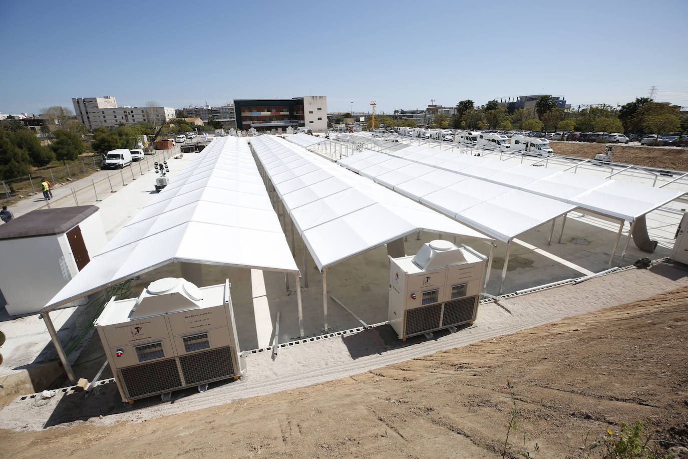 Valencia ha cambiado por el coronavirus. Las calles, plazas y parques están vacíos y la presencia policial y militar es casi constante. La afluencia a cafeterías y restaurantes ha caído un 95% (y los comercios están cerrados), al igual que el uso del transporte público. Los controles en carretera se acentúan para evitar desplazamientos. Ya es una realidad el hospital de campaña que se empezó a levantar junto a la Fe, mientras que la antigua Fe también entra en servicio. Pero a pesar de todo, del confinamiento y del estado de alarma, los ciudadanos no dudan en salir cada tarde -a las 20 horas- a sus balcones para aplaudir y rendir homenaje a los sanitarios, por su trabajo y lucha contra el virus.