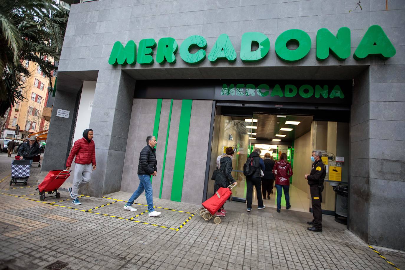 Valencia ha cambiado por el coronavirus. Las calles, plazas y parques están vacíos y la presencia policial y militar es casi constante. La afluencia a cafeterías y restaurantes ha caído un 95% (y los comercios están cerrados), al igual que el uso del transporte público. Los controles en carretera se acentúan para evitar desplazamientos. Ya es una realidad el hospital de campaña que se empezó a levantar junto a la Fe, mientras que la antigua Fe también entra en servicio. Pero a pesar de todo, del confinamiento y del estado de alarma, los ciudadanos no dudan en salir cada tarde -a las 20 horas- a sus balcones para aplaudir y rendir homenaje a los sanitarios, por su trabajo y lucha contra el virus.