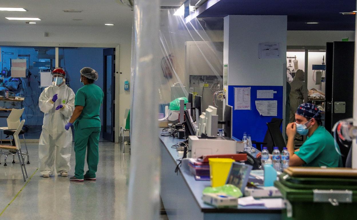 Sanitarios en una de las UCI del Puerta de Hierro de Madrid. 