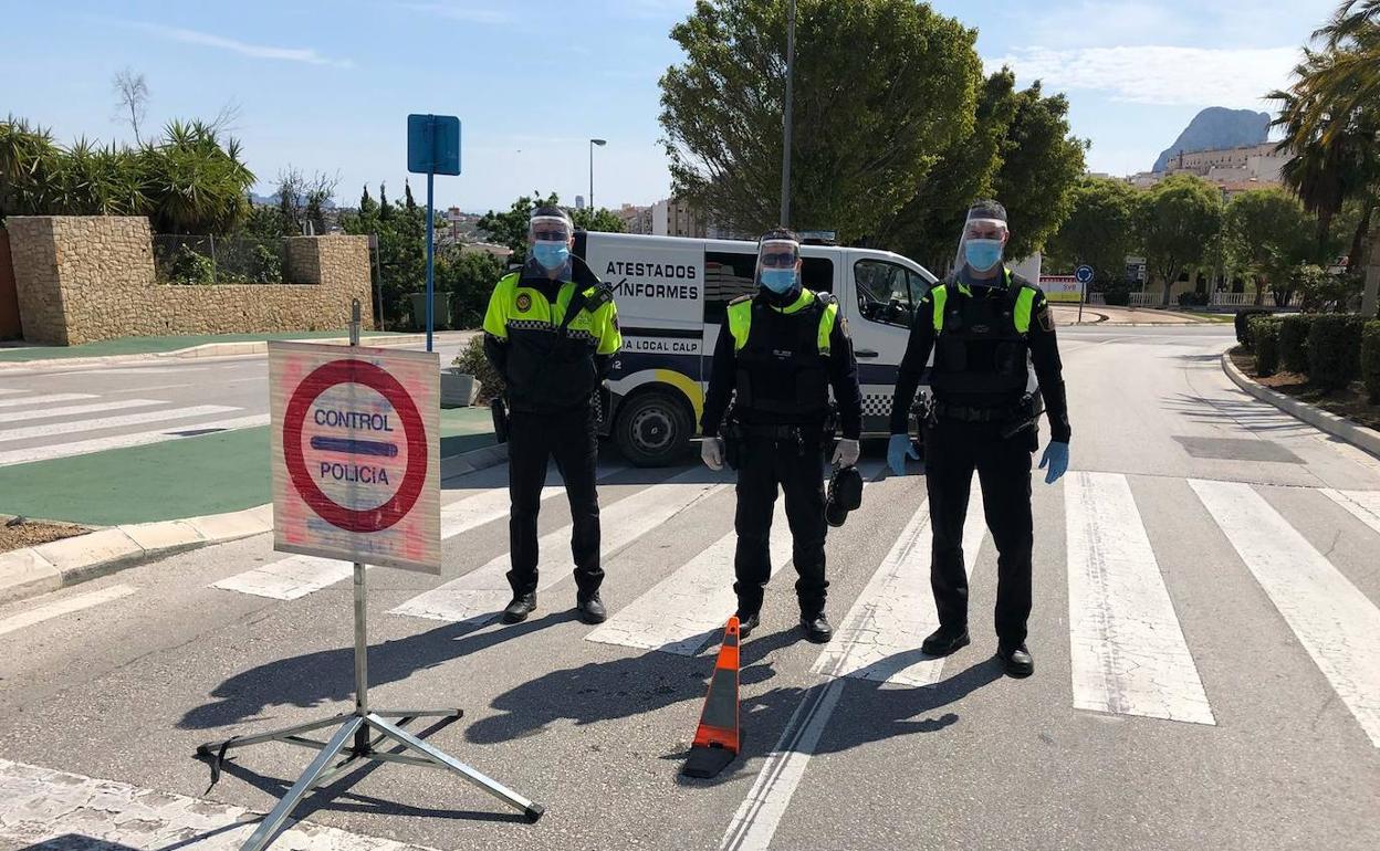 Varios agentes de la Policía Local de Calp en uno de los controles.