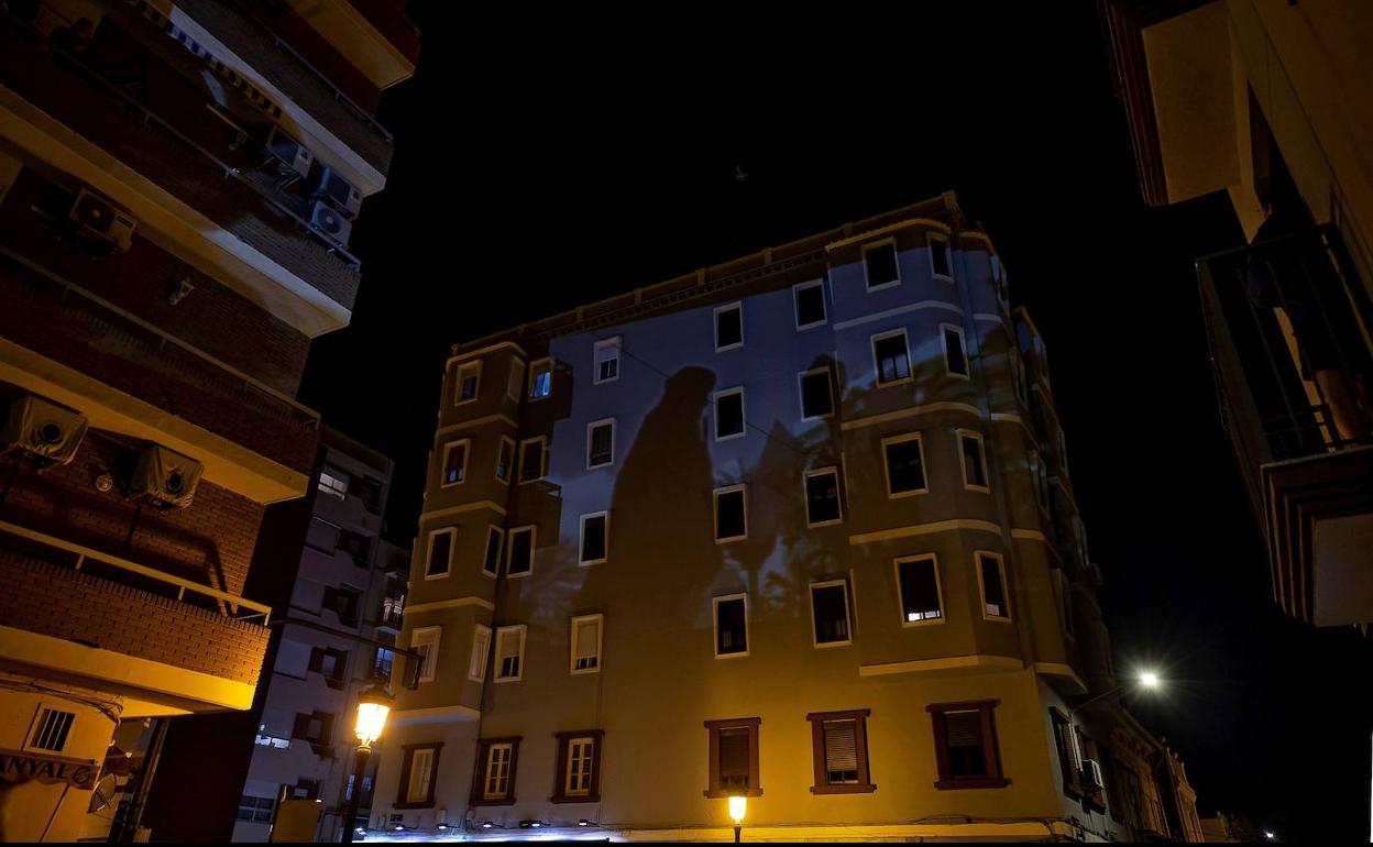 Un vecino del Cabanyal proyecta procesiones de la Semana Santa Marinera sobre la fachada de un edificio