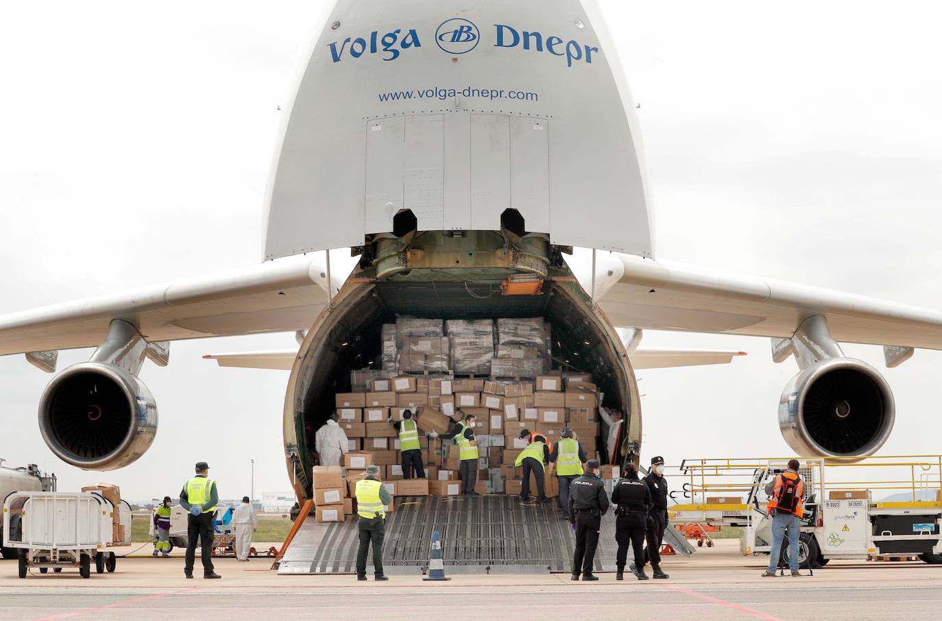 Un total de siete aeronaves han aterrizado en el aeropuerto de Manises durante la crisis sanitaria. La Generalitat está a la espera de que este mes de abril lleguen respiradores invasivos comprados en China. Hasta la fecha, dentro de esta operación han llegado a la comunidad 8,15 millones de mascarillas, 5,45 millones de guantes, 121.050 monos de protección (EPI), 85.200 gafas de protección ocular y 100 respiradores no invasivos, que se suman al material enviado por el Gobierno de España.