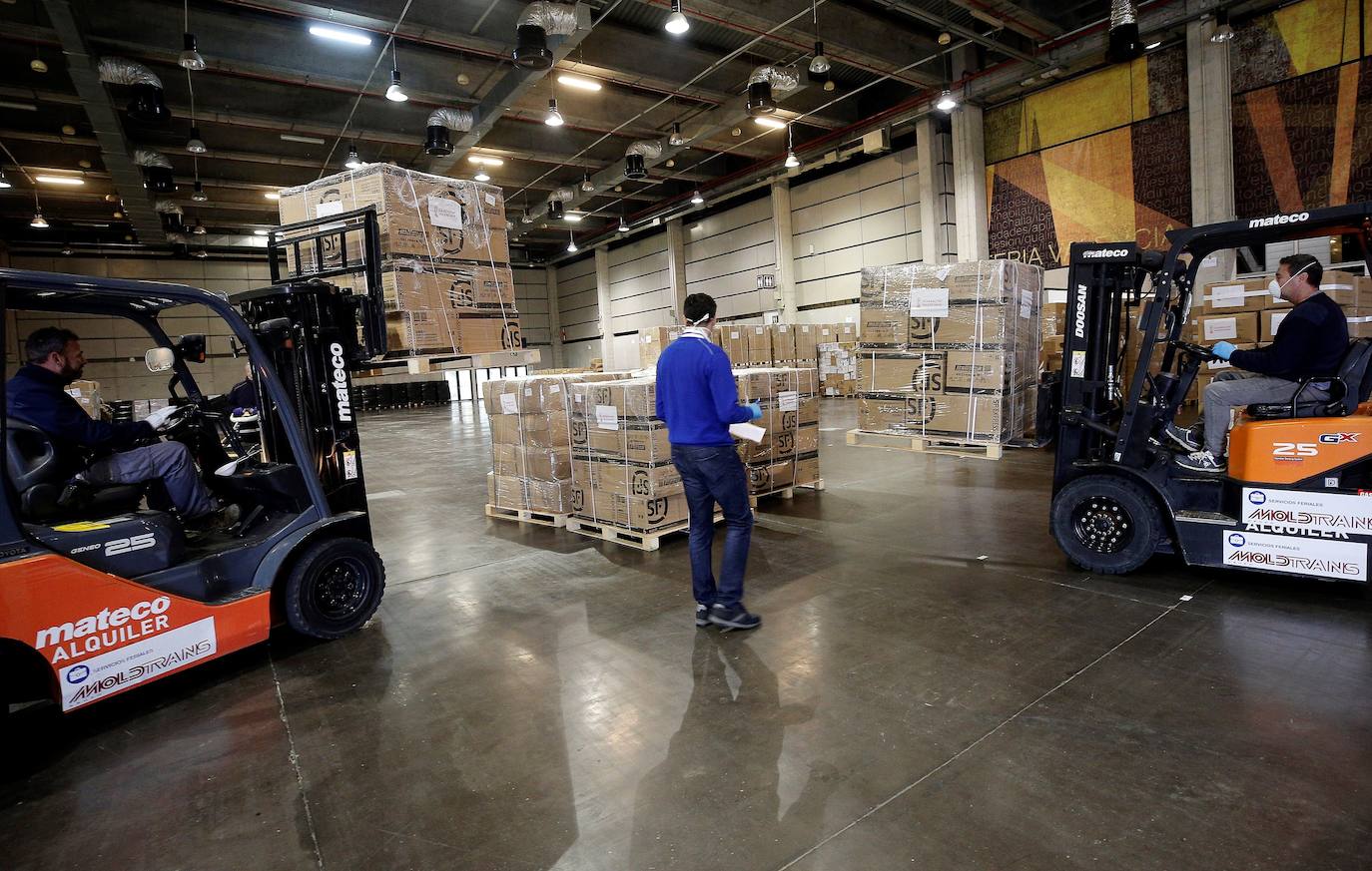 Un total de siete aeronaves han aterrizado en el aeropuerto de Manises durante la crisis sanitaria. La Generalitat está a la espera de que este mes de abril lleguen respiradores invasivos comprados en China. Hasta la fecha, dentro de esta operación han llegado a la comunidad 8,15 millones de mascarillas, 5,45 millones de guantes, 121.050 monos de protección (EPI), 85.200 gafas de protección ocular y 100 respiradores no invasivos, que se suman al material enviado por el Gobierno de España.