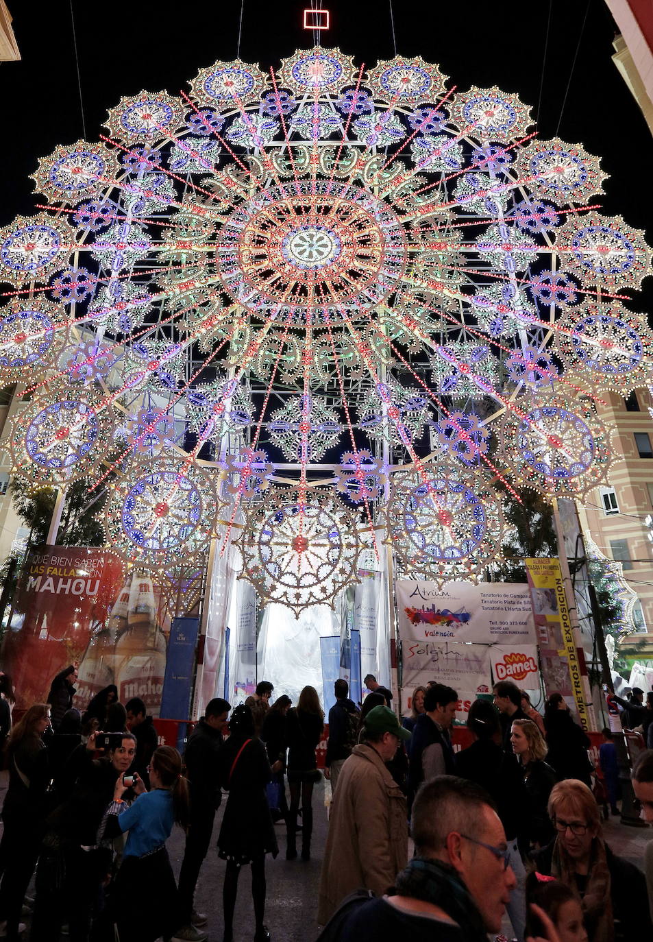 El encendido de luces atrae la atención de cientos de valencianos.