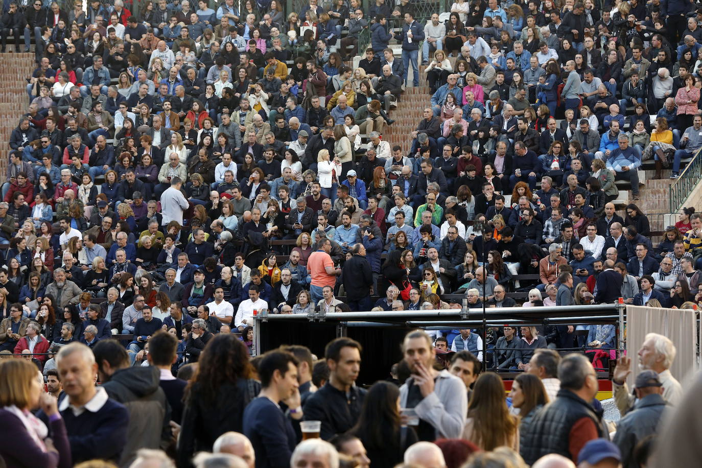 Las grandes giras cuando pasan por Valencia hacen parada en la plaza de toros, como fue el caso de Mark Knopfler.