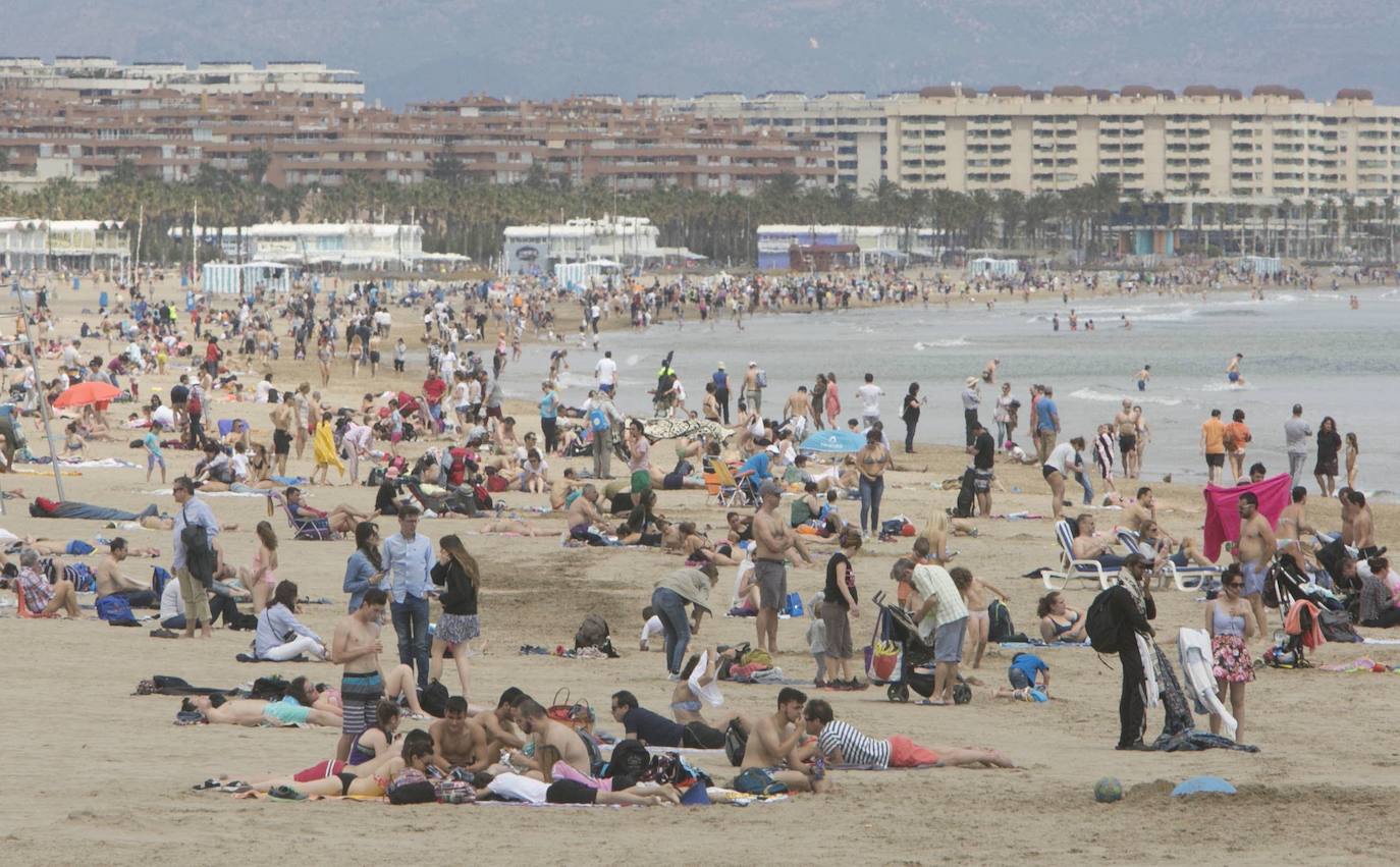 Las playas son uno de los espacios de ocio y reunión favoritos de cientos de valencianos.