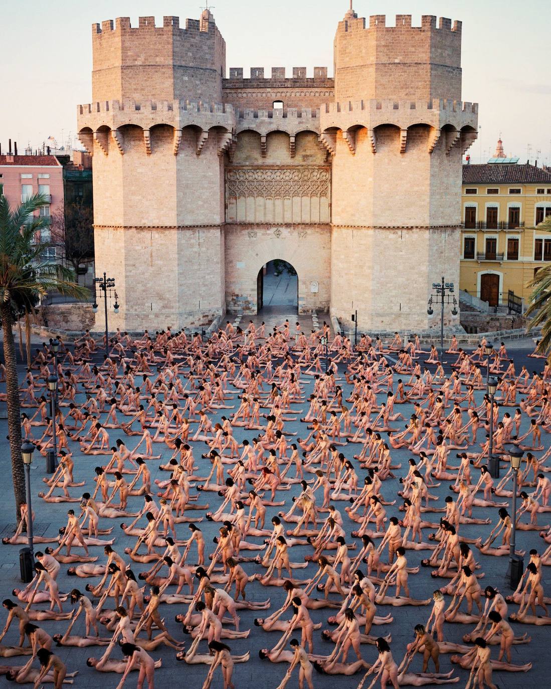 Una imagen como la que propició Spencer Tunick en Valencia, ante las Torres de Serranos, sería imposible de repetir hoy en día.