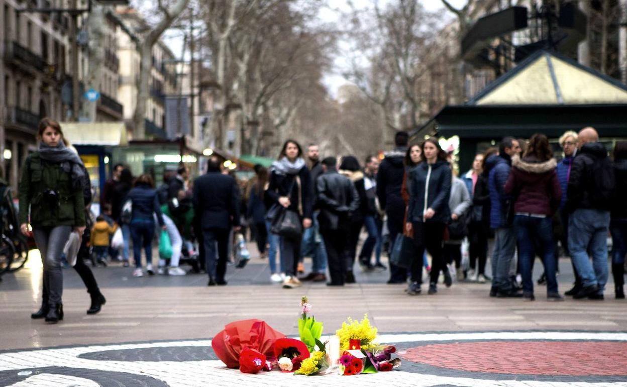 Una ramo de flores está depositado en el lugar de Las Ramblas de Barcelona, donde tuvo lugar el atentado del 17A.