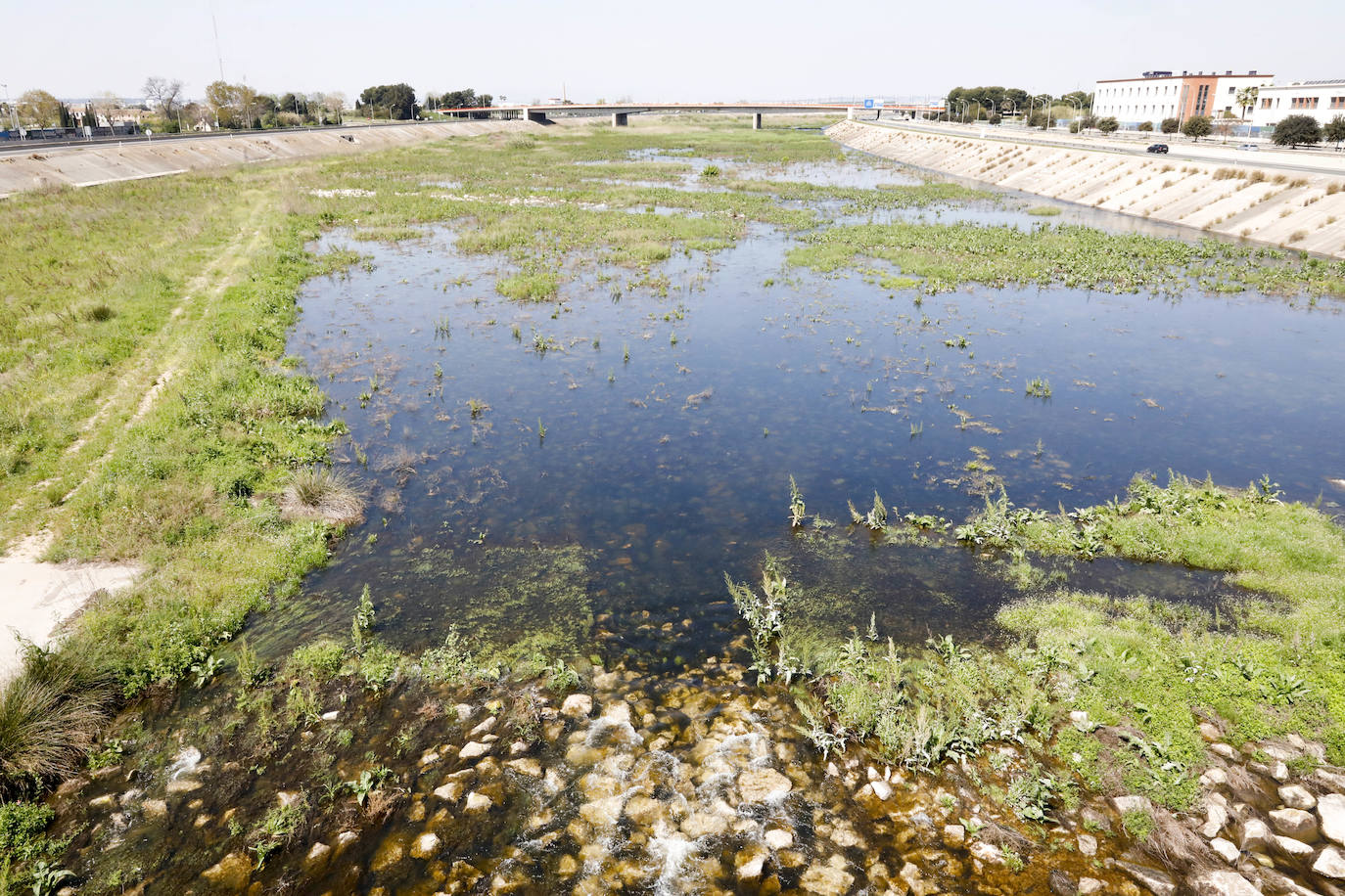 El pantano de Benagéber se desborda tras nueve años de escasez y el de Loriguilla no puede albergar más reservas por seguridad