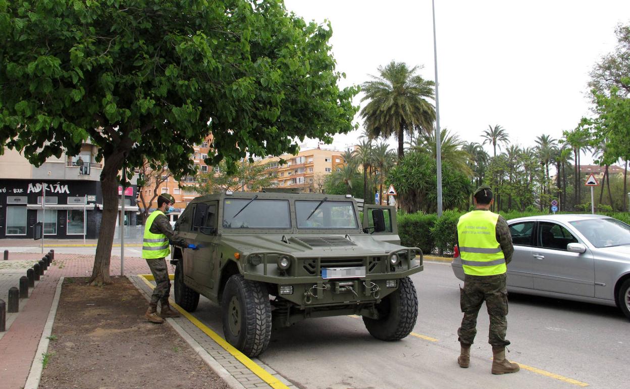 Los efectivos del Ejército situados cerca del Palau de Justícia de Dénia. 