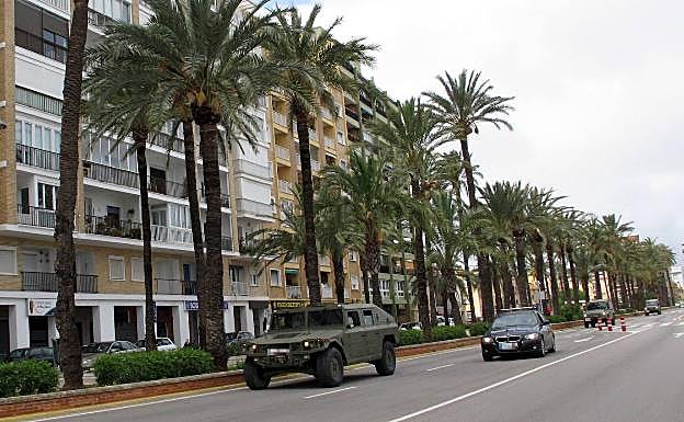 Los vehículos militares por la Explanada Cervantes. 