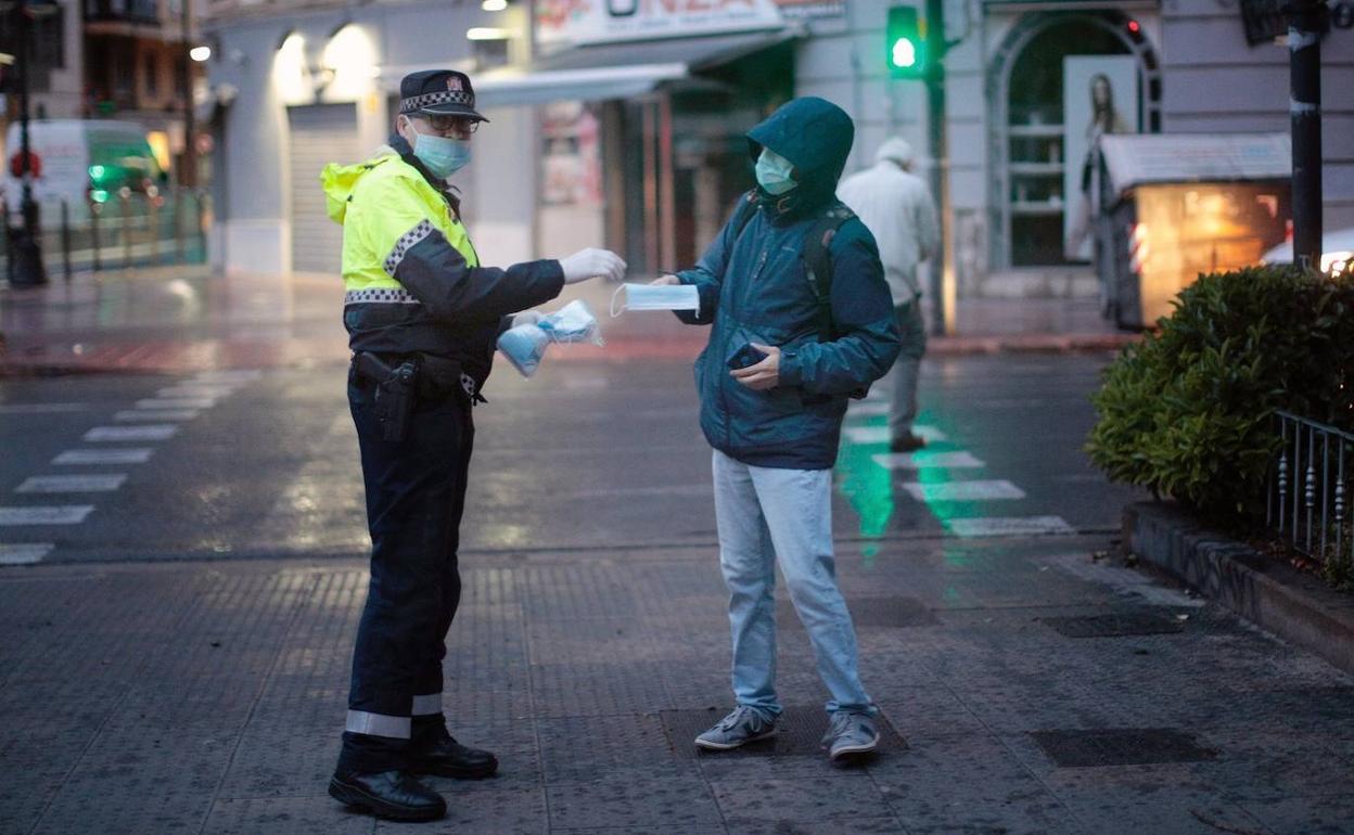 Reparto de mascarillas en Valencia. 