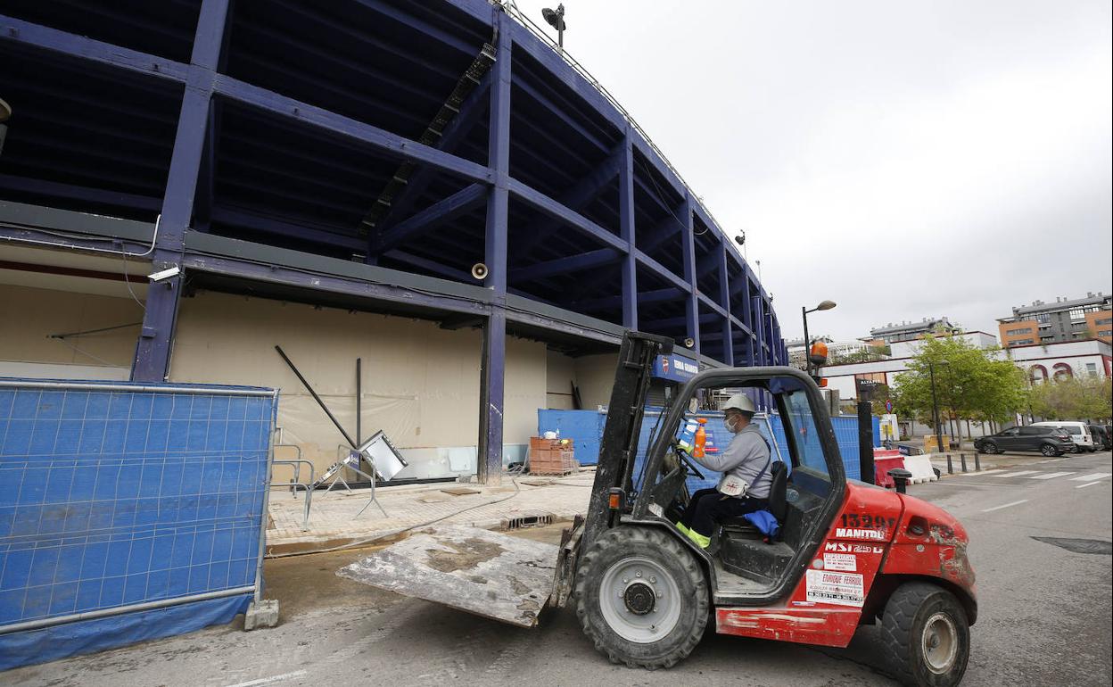 Un operario, trabajando ayer en el Ciutat de València.