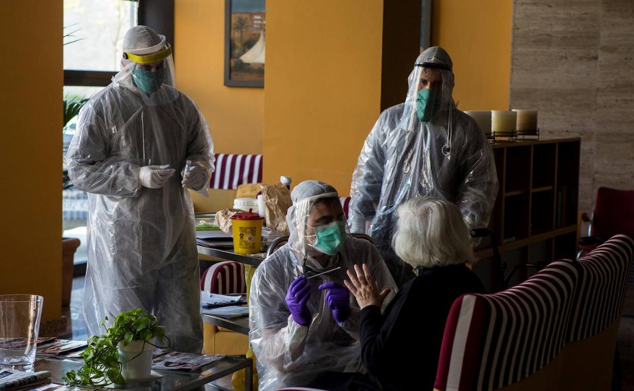 Unos sanitarios realizan una prueba a una mujer. 