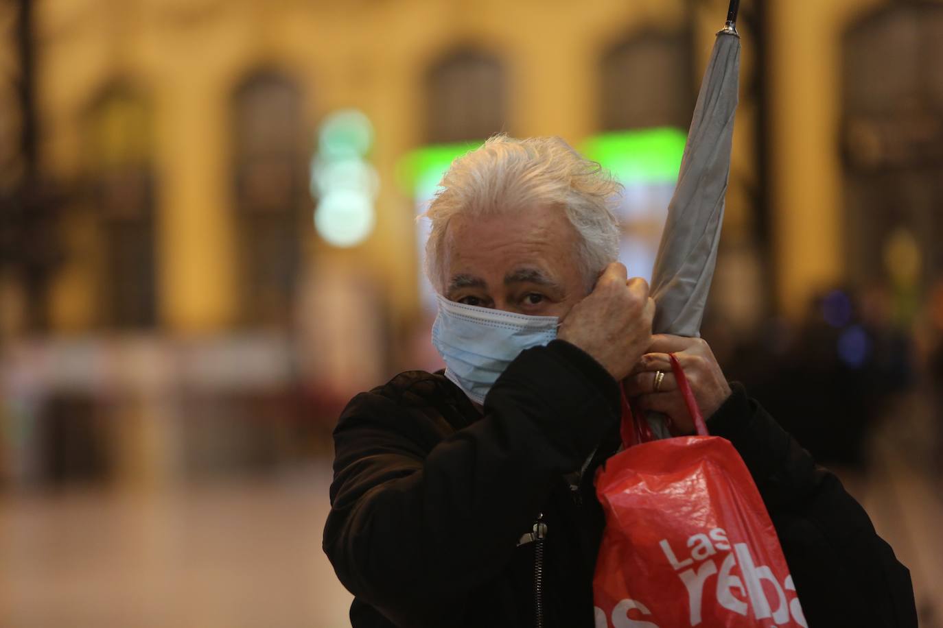 Policías y guardias civiles distribuyen mascarillas en estaciones de tren, cercanías, metros y autobuses a las personas que emplean el transporte público para acudir a sus puestos de trabajo en el primer día laborable tras la Semana Santa. 