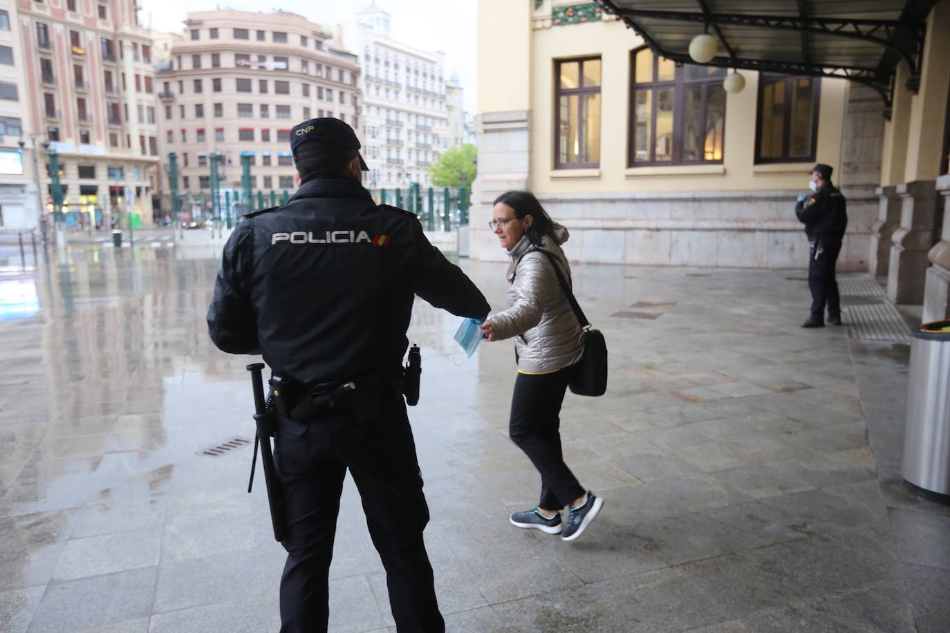 Policías y guardias civiles distribuyen mascarillas en estaciones de tren, cercanías, metros y autobuses a las personas que emplean el transporte público para acudir a sus puestos de trabajo en el primer día laborable tras la Semana Santa. 