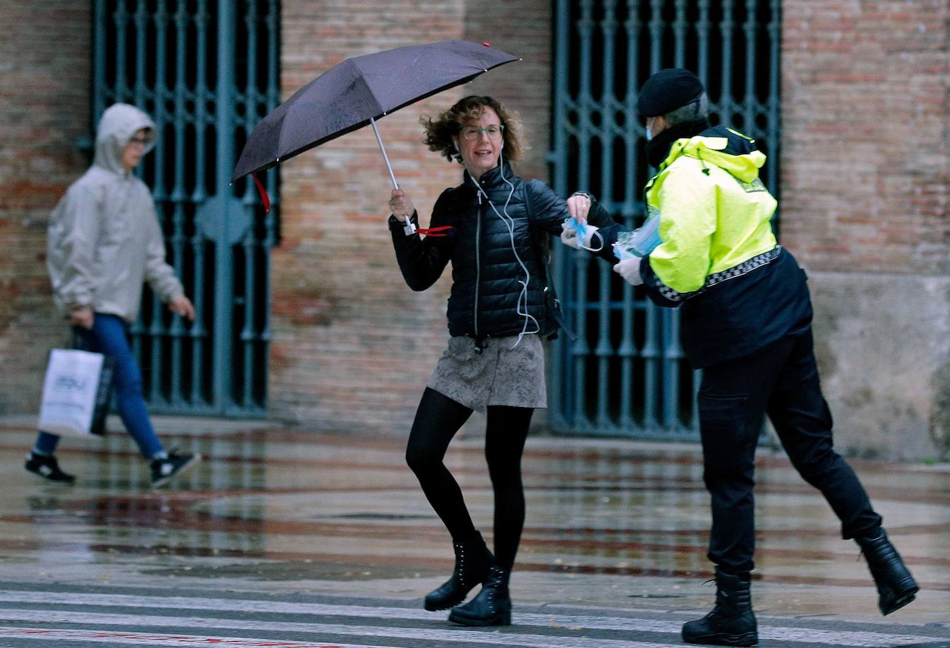 Policías y guardias civiles distribuyen mascarillas en estaciones de tren, cercanías, metros y autobuses a las personas que emplean el transporte público para acudir a sus puestos de trabajo en el primer día laborable tras la Semana Santa. 