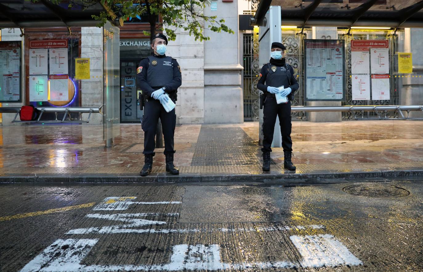 Policías y guardias civiles distribuyen mascarillas en estaciones de tren, cercanías, metros y autobuses a las personas que emplean el transporte público para acudir a sus puestos de trabajo en el primer día laborable tras la Semana Santa. 