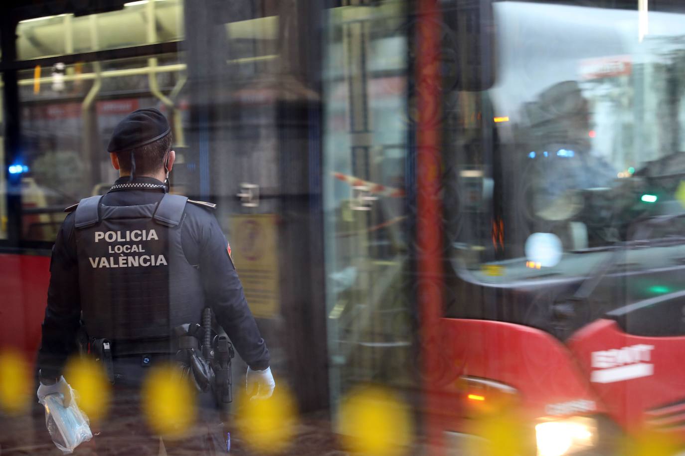 Policías y guardias civiles distribuyen mascarillas en estaciones de tren, cercanías, metros y autobuses a las personas que emplean el transporte público para acudir a sus puestos de trabajo en el primer día laborable tras la Semana Santa. 