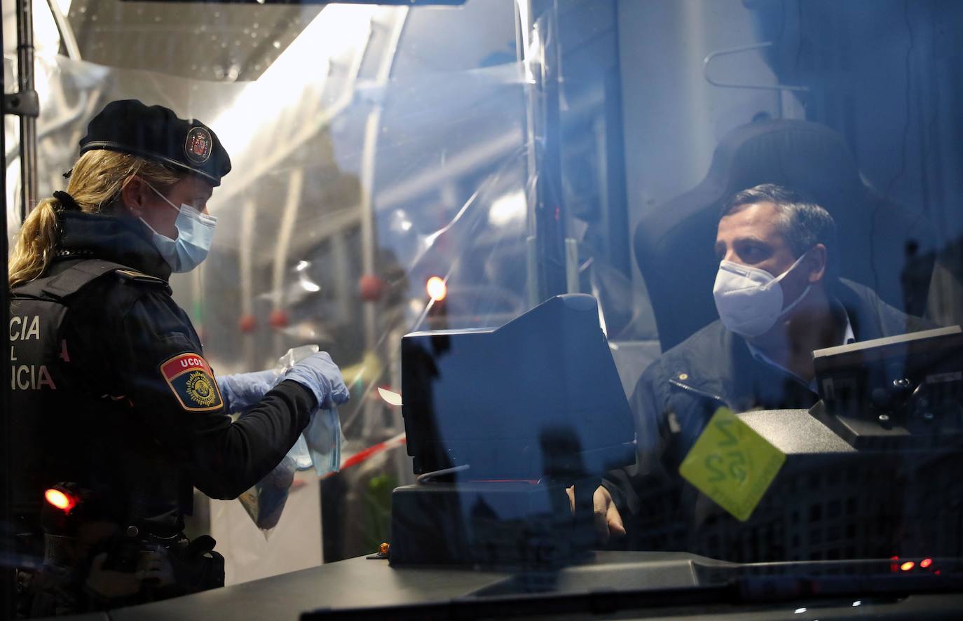 Policías y guardias civiles distribuyen mascarillas en estaciones de tren, cercanías, metros y autobuses a las personas que emplean el transporte público para acudir a sus puestos de trabajo en el primer día laborable tras la Semana Santa. 